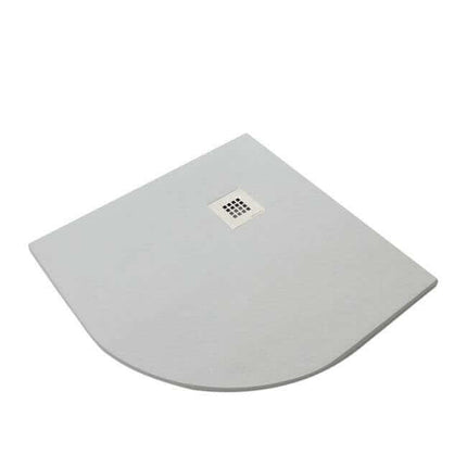 Piatto doccia semicircolare bianco SolidStone, vista prospettica con texture in pietra ricomposta e griglia scarico