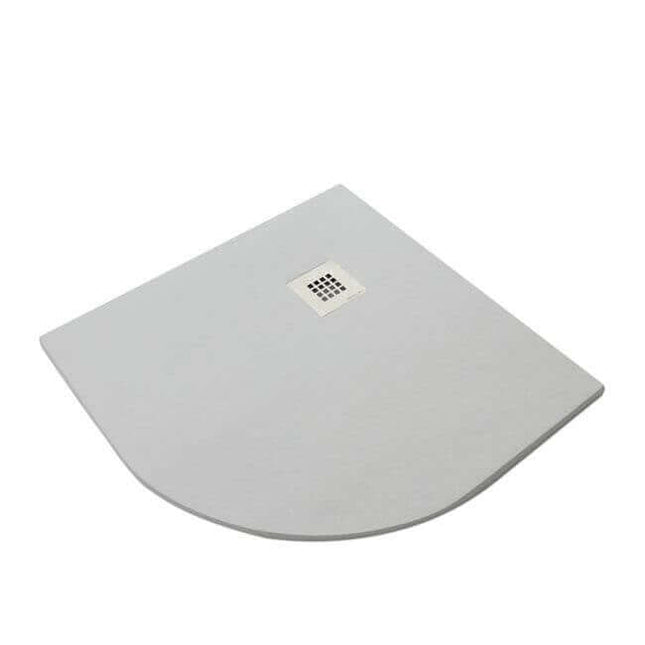 Piatto doccia semicircolare bianco SolidStone, vista prospettica con texture in pietra ricomposta e griglia scarico