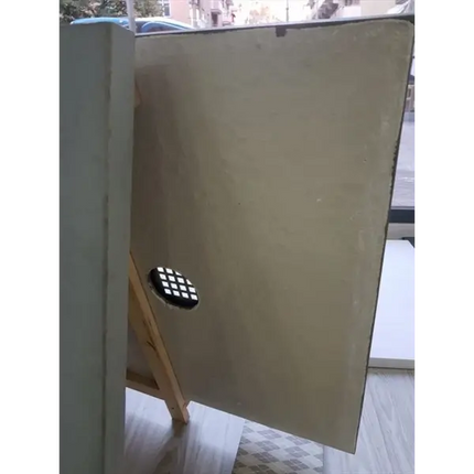 Foto reale piatto doccia effetto ardesia in fase di taglio su misura con foro scarico, cantiere in esterno