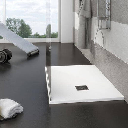 Piatto doccia bianco mineral marmo ambientato in bagno moderno con cabina vetro, doccia a soffione e zona fitness