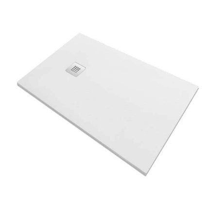 Piatto doccia rettangolare bianco SolidStone, vista prospettica con texture pietra ricomposta e griglia scarico cromata