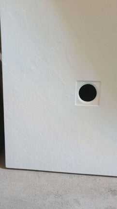 Dettaglio angolo piatto doccia bianco con foro di scarico laterale e texture in mineral marmo SolidStone
