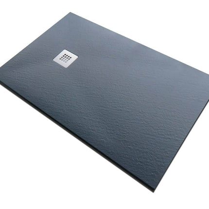 Piatto doccia rettangolare grafite SolidStone, vista prospettica con texture pietra ricomposta e griglia scarico cromata