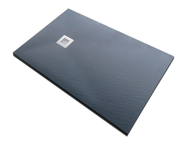 Piatto doccia rettangolare grafite SolidStone, vista prospettica con texture pietra ricomposta e griglia scarico cromata