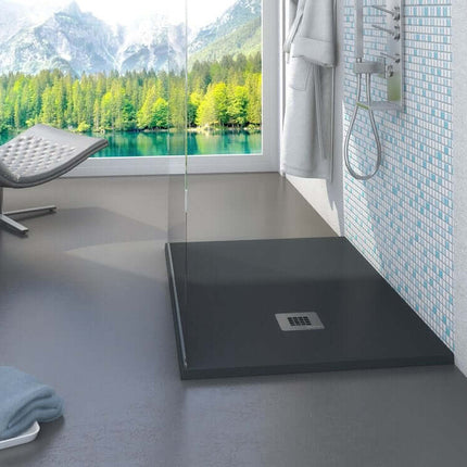 Piatto doccia grafite mineral marmo ambientato in bagno moderno con cabina vetro e vista panoramica su lago e monti