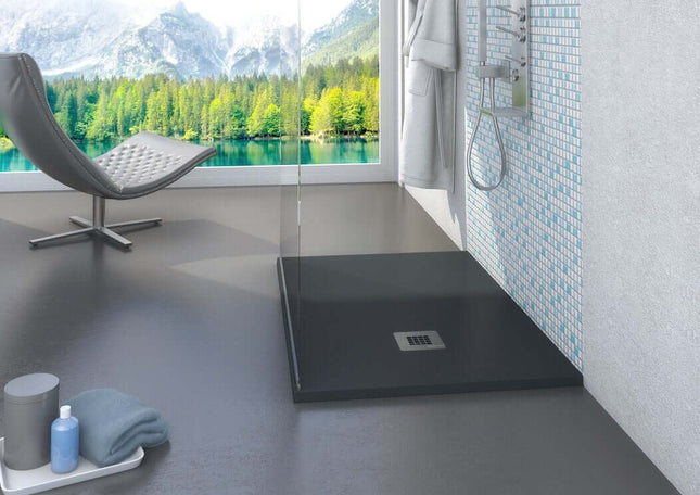 Piatto doccia grafite mineral marmo ambientato in bagno moderno con cabina vetro e vista panoramica su lago e monti