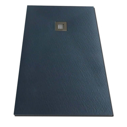Piatto doccia rettangolare colore grafite SolidStone, vista frontale dall'alto con piletta scarico cromata centrale