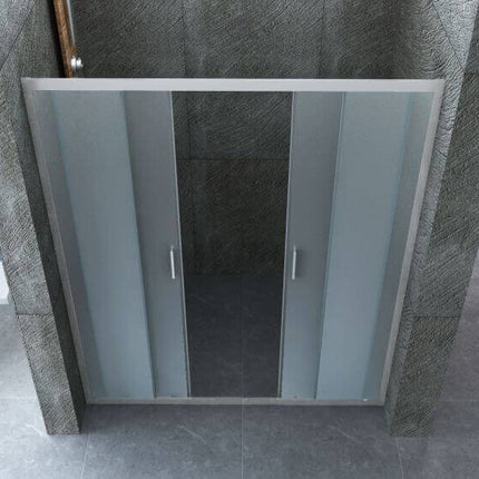 Porta doccia doppia anta scorrevole ingresso centrale cristallo opaco 6mm H190cm, vista frontale in nicchia grigia, profili cromati