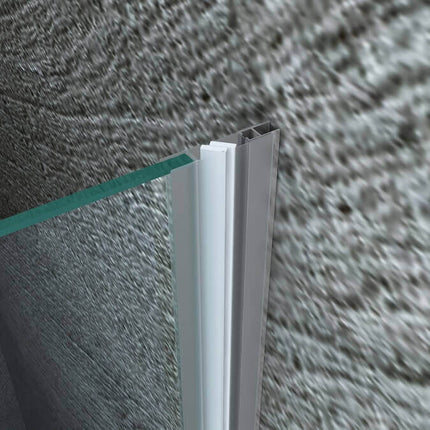 Dettaglio guarnizione di chiusura porta doccia battente Aries 8mm, sezione in gomma bianca su profilo e cristallo temperato verde