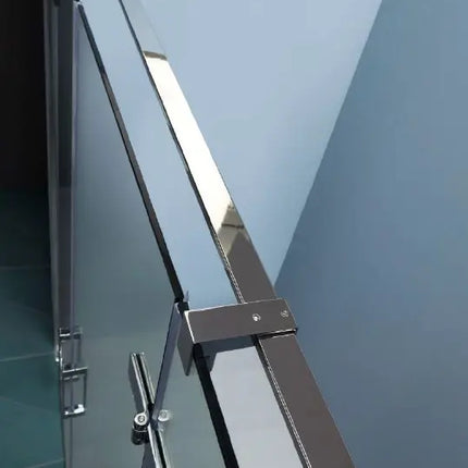 Dettaglio cerniera a pavimento e maniglia verticale cromata porta doccia battente frameless 8mm, profilo a muro visibile