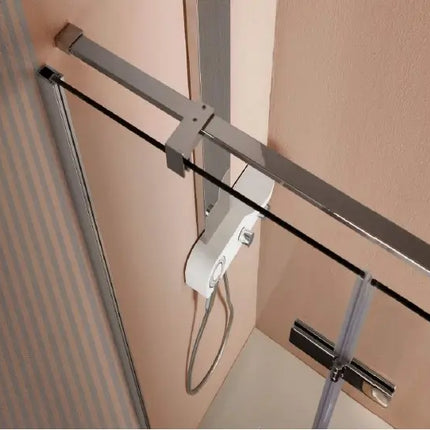 Dettaglio barra di supporto e sistema di regolazione porta doccia battente Infinity 8mm: meccanismo di chiusura ammortizzata cromato