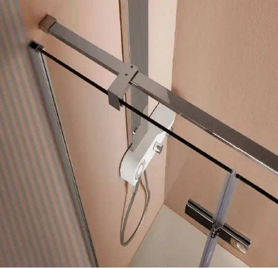 Dettaglio barra di supporto e sistema di regolazione porta doccia battente Infinity 8mm: meccanismo di chiusura ammortizzata cromato
