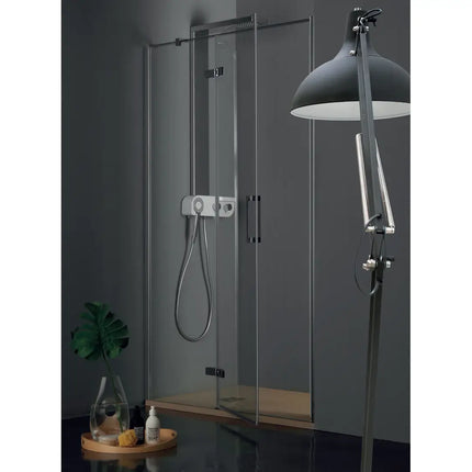 Porta doccia battente Infinity 8mm anticalcare H200cm frameless, ambientata in bagno antracite con piatto effetto pietra