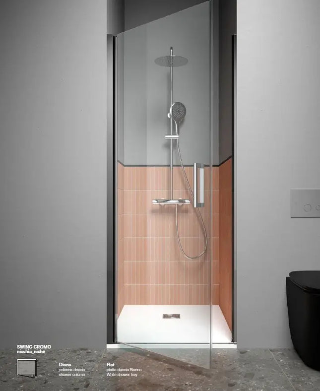 Porta doccia battente Swing 6mm H200cm nicchia, cristallo anticalcare, ambientata con piastrelle rosa a righe e piatto Flat bianco
