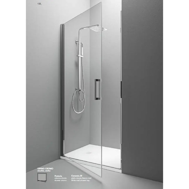 Porta doccia battente totale Swing 6mm H200cm, profili cromati, vista laterale nicchia in bagno grigio minimal con colonna doccia bianca
