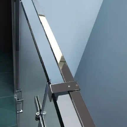 Dettaglio cerniera a pavimento e maniglia verticale cromata porta doccia doppia battente Infinity 8mm, profilo di fissaggio a muro