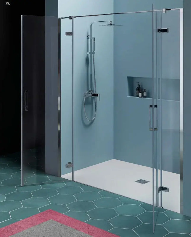 Porta doccia doppia battente 8mm Infinity con ante aperte a 90°, vista laterale in bagno con pavimento esagonale verde-turchese