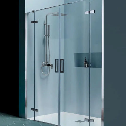 Porta doccia doppia battente frameless 8mm Infinity H200cm, due ante chiuse su sfondo azzurro chiaro, piatto doccia bianco