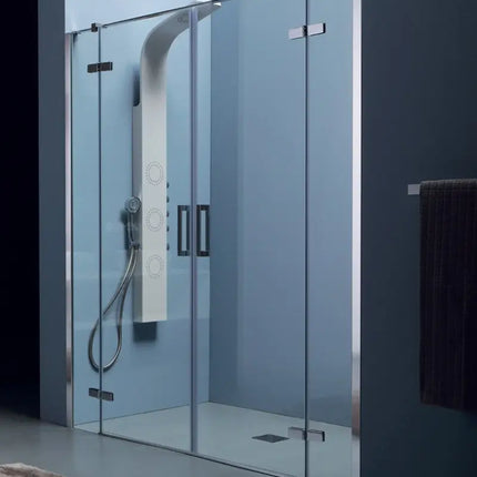 Porta doccia doppia battente Infinity 8mm in nicchia, ambientata in bagno blu intenso con colonna doccia idromassaggio bianca