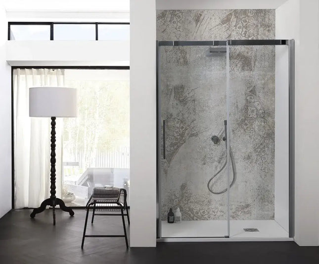 Porta doccia scorrevole anticalcare 8mm in nicchia, profili cromati H200cm, ambientata in bagno con rivestimento effetto cemento
