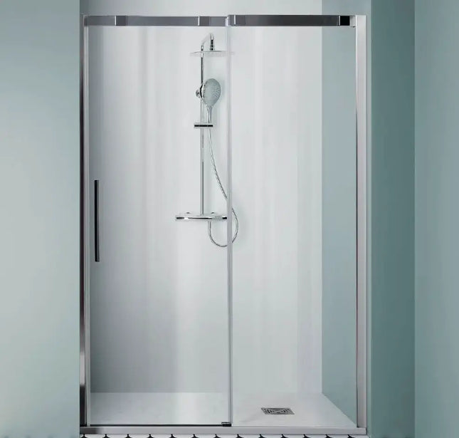 Porta doccia scorrevole nicchia Colacril, cristallo 8mm anticalcare H200cm, profili cromati, vista frontale su sfondo azzurro