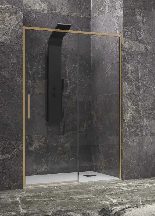 Porta doccia scorrevole H200 cristallo trasparente anticalcare, profili oro opaco, maniglia dorata verticale, bagno ardesia scura