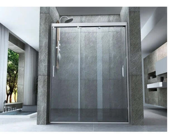 Porta doccia 3 ante scorrevoli H195 8mm, vista frontale in bagno con soffione, doppia apertura destra e sinistra profili cromati