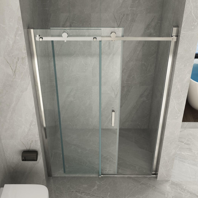 Porta doccia scorrevole per nicchia H195 8mm trasparente, vista dall'alto in bagno moderno con vasca laterale, profili cromati binario superiore