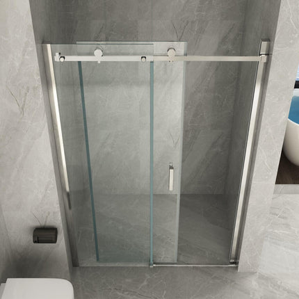 Porta doccia scorrevole per nicchia H195 8mm, seconda vista dall'alto in bagno moderno con vasca e luce naturale, profili cromati