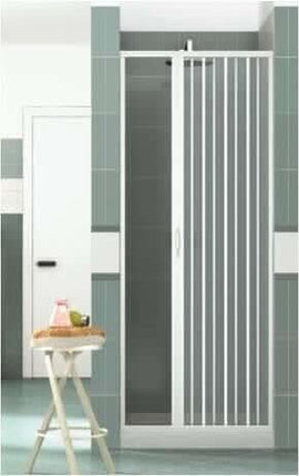 Porta doccia a nicchia PVC soffietto H185 profilo bianco, anta singola estensibile, in bagno con piastrelle verde scuro e sgabello vintage