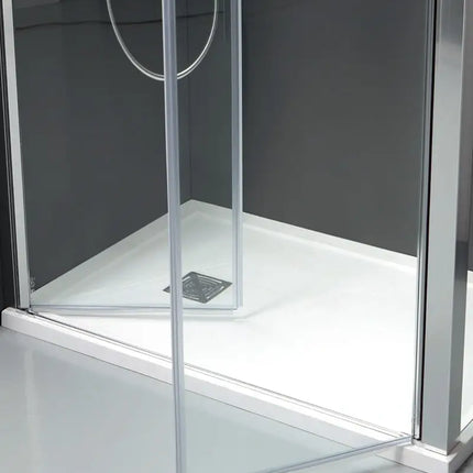 Dettaglio profilo a pavimento porta doccia saloon 6mm: binario inferiore cromato con apertura a bilico delle ante e piatto bianco