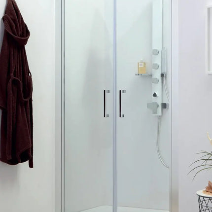 Porta doccia saloon 6mm H200cm anticalcare per nicchia, doppia anta con profili cromati su parete bianca, vista frontale