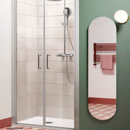Porta doccia saloon 6mm H200cm profili cromati ambientata in bagno con piastrelle bianche e parete verde salvia, design retrò