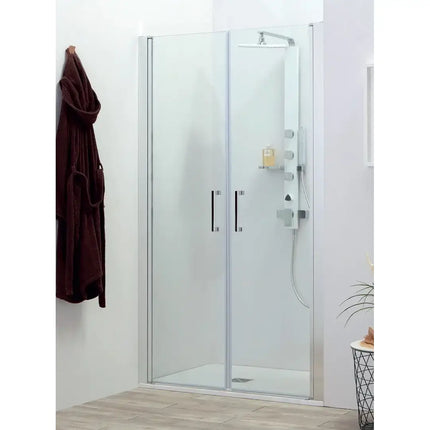 Porta doccia saloon 6mm H200cm anticalcare, doppia anta chiusa con profili cromati, in bagno bianco con accappatoio appeso