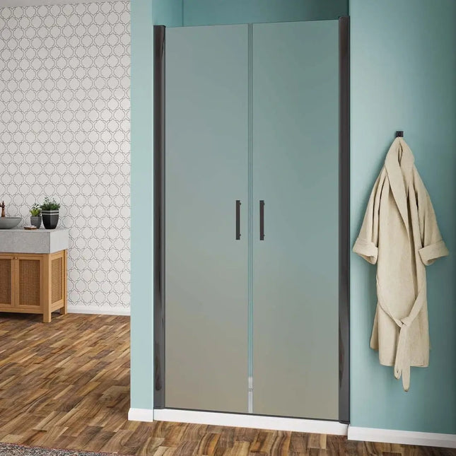 Porta doccia saloon H190 cristallo satinato 6mm profili nero opaco, doppia anta, maniglie nere, installata in bagno moderno stile industrial