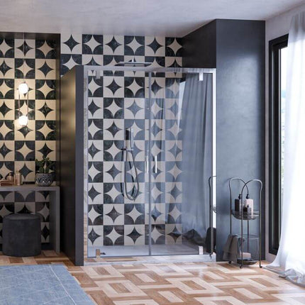 Porta doccia saloon trasparente 6mm H190 con telaio, ambientata in bagno con piastrelle geometriche bianco nero e pavimento legno