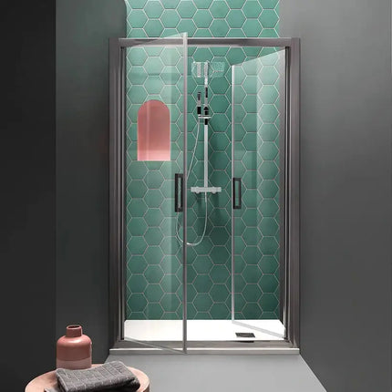 Porta doccia saloon FPSL60 6mm H200cm anticalcare, doppia anta con maniglie nere, in nicchia con piastrelle esagonali verde acqua