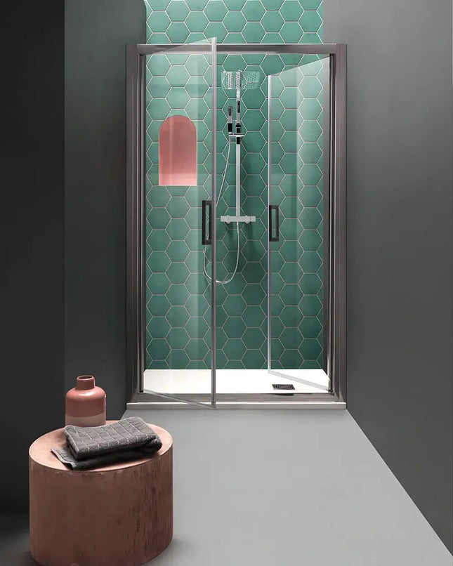 Porta doccia saloon FPSL60 6mm nicchia H200cm, vista frontale con piastrelle esagonali verde acqua e sgabello in legno davanti
