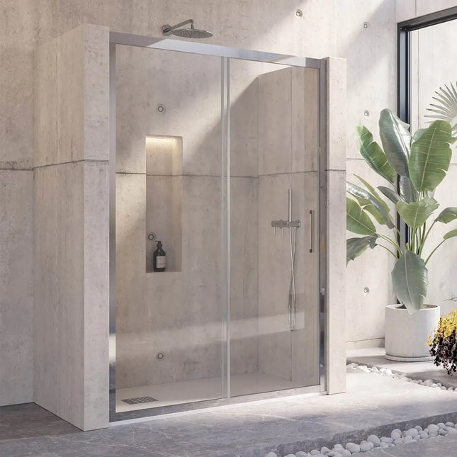 Porta doccia scorrevole H190 inox 8mm anticalcare trasparente, profili acciaio inox lucido, bagno cemento con nicchia illuminata
