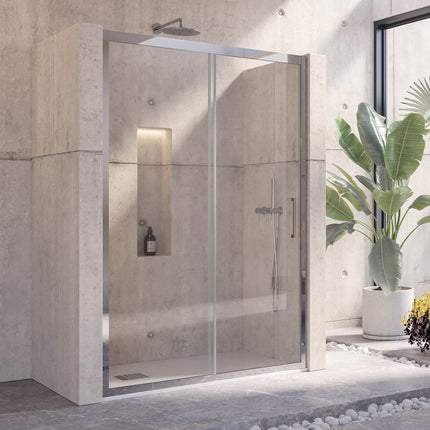 Vista angolata porta doccia scorrevole acciaio inox H190 8mm, cristallo anticalcare trasparente, contesto bagno con luce naturale