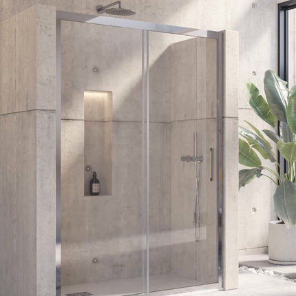 Vista frontale porta doccia scorrevole inox H190 trasparente 8mm, profilo telaio acciaio spazzolato, bagno cemento con pianta
