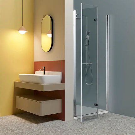 Porta doccia a libro TPS35 6mm H200cm, anta aperta verso l'esterno, in bagno luminoso con parete gialla e mobile lavabo sospeso