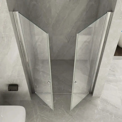 Vista zenitale porta saloon Nova 2.0 per nicchia aperta a doppia anta, cristallo 8mm profili cromati, in bagno con rivestimento marmo