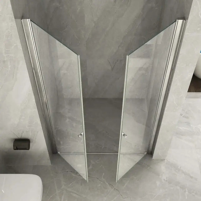 Vista zenitale porta saloon Nova 2.0 per nicchia aperta a doppia anta, cristallo 8mm profili cromati, in bagno con rivestimento marmo