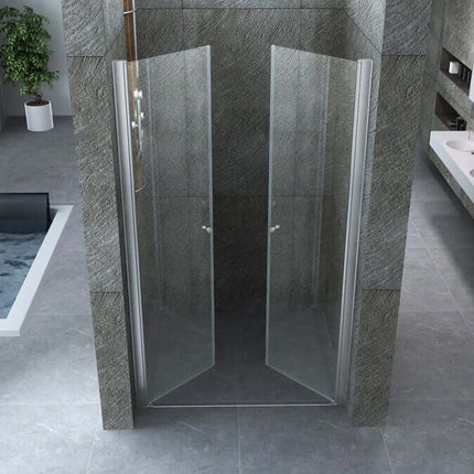 Porta saloon Nova 2.0 per nicchia H195 8mm aperta verso l'esterno, vista frontale in bagno luxury con vasca, profili cromati trasparenti