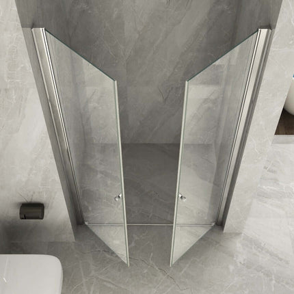Vista zenitale porta saloon Nova 2.0 per nicchia aperta a soffietto, cristallo 8mm profili cromati, bagno con vasca e luce naturale