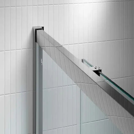 Dettaglio profilo a muro superiore porta doccia QUICK 6mm cromato: guida di scorrimento con aggancio laterale su piastrelle bianche