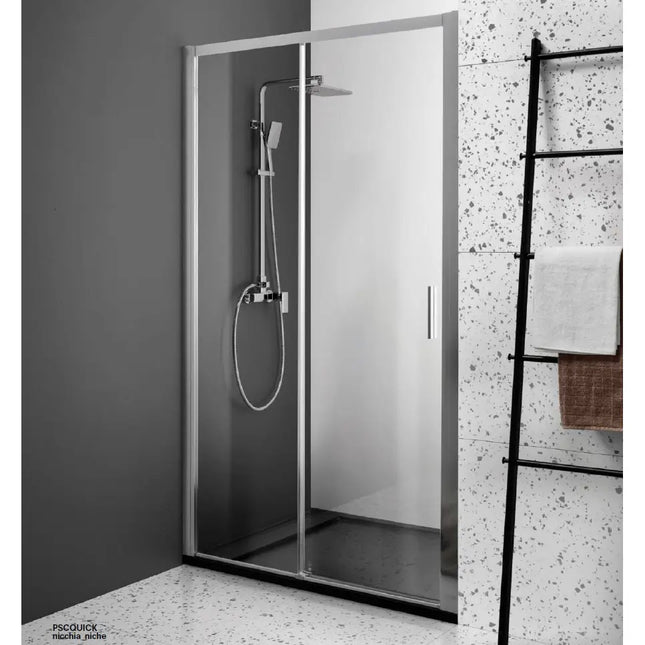 Porta doccia scorrevole QUICK 6mm anticalcare H200cm, profili cromati, ambientata in bagno con rivestimento effetto granito grigio