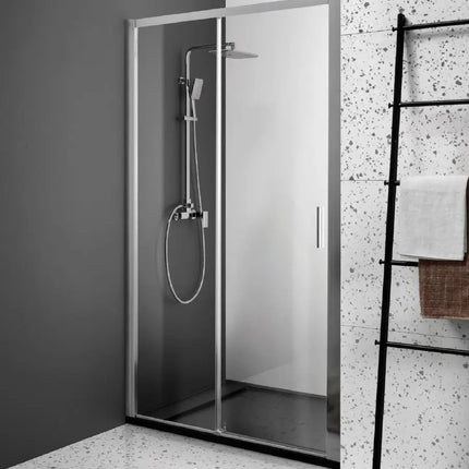 Porta doccia QUICK scorrevole nicchia 6mm H200cm, profili cromati, vista frontale con rivestimento terrazzo grigio e scala nera