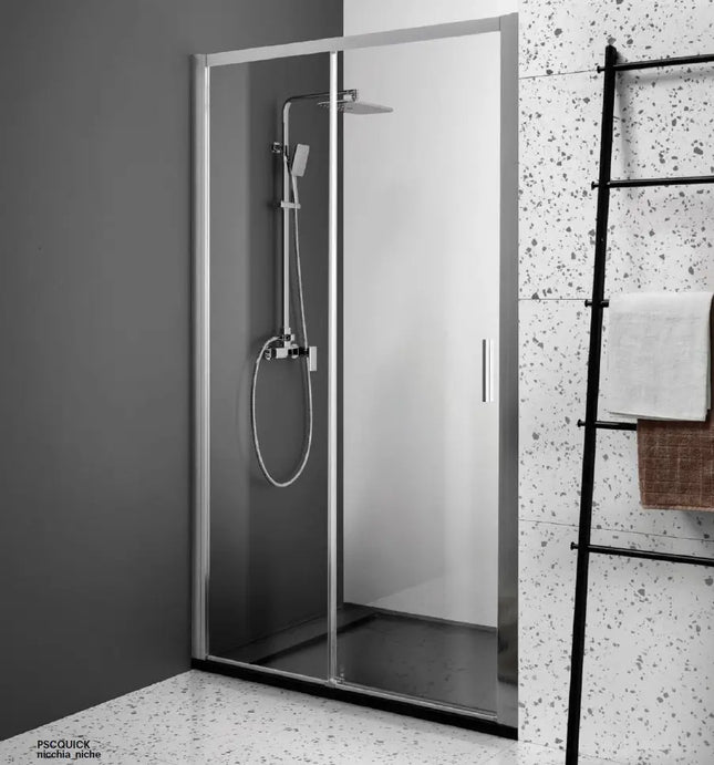 Porta doccia QUICK scorrevole nicchia 6mm H200cm, profili cromati, vista frontale con rivestimento terrazzo grigio e scala nera